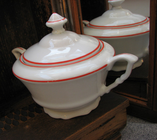 Rudá linka...porcelánová dóza, cukřenka