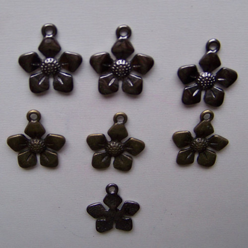 Květinka 5cípá/ ant.bronz/ 17x16mm
