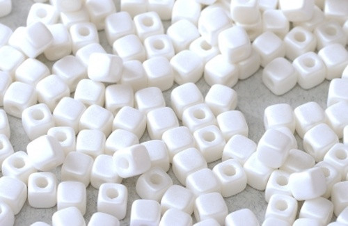 Skleněné korálky CUBE 6mm (10g) - bílá mat