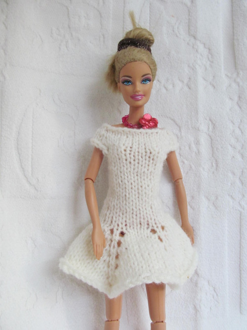 Bílé šaty na Barbie — foto 1