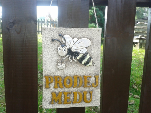 Jmenovka s včelkou
