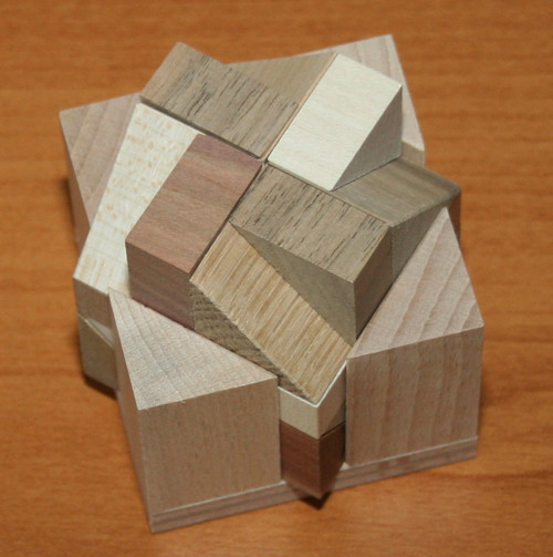 Dřevěný hlavolam Three Wedges — foto 1