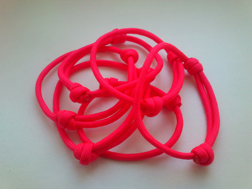 Jednoduchý náramek paracord neon růžová