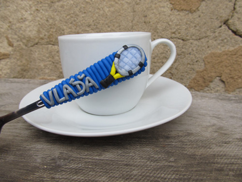 Lžička s raketou a se jménem