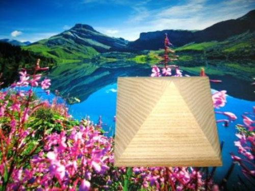 Malá dřevěná energetická pyramida — foto 1