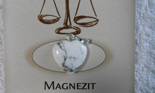 Magnezit - tromlovaný kamínek srdíčko, přívěsek