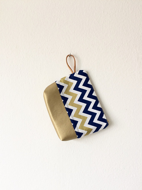 Kosmetická taštička zlatomodrý chevron — foto 1