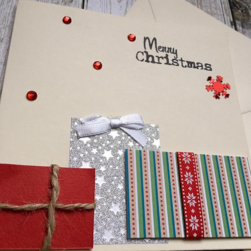 Přání "Merry christmas" s dárky a vločkami — foto 1