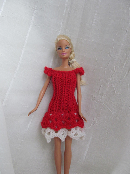 Červen-bílé šaty pro Barbie — foto 1