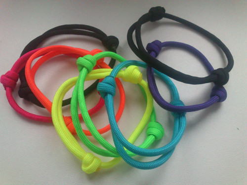 Jednoduchý náramek paracord neon duha (8 ks)
