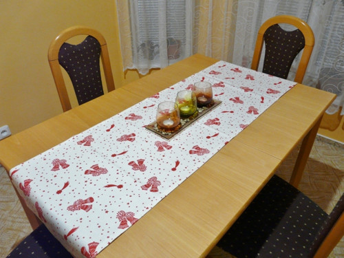 Středový ubrus - červené zvonečky na krémové