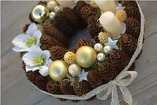 Adventní věnec lemovaný šiškami — foto 1