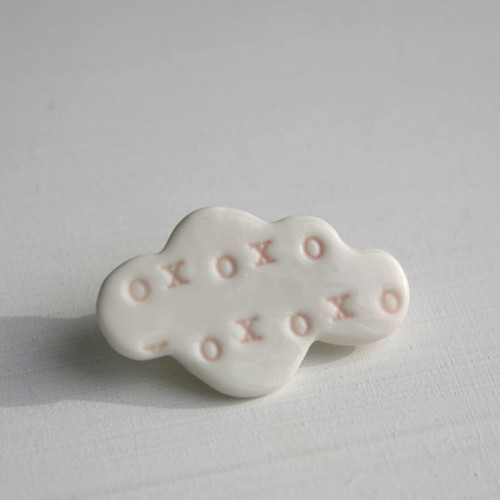 Obejmout, políbit...II (porcelánová brož) — foto 1