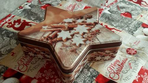 VÁNOČNÍ DÓZA NA OŘÍŠKY, CUKROVÍ — foto 1
