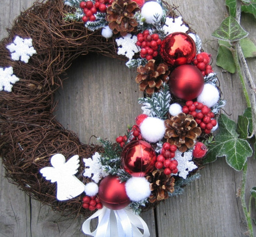 Adventní věneček v červenobílé — foto 1