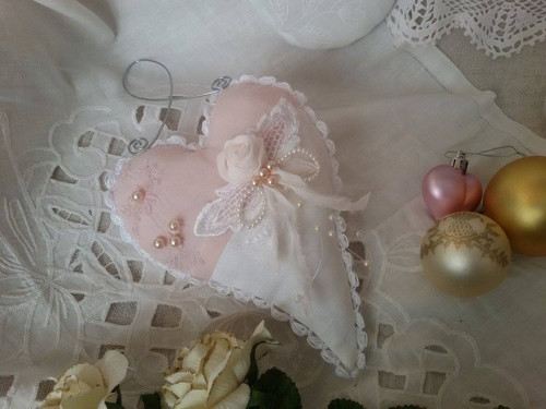Růžovobílé krajkové srdíčko — foto 1