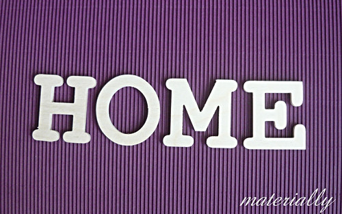 Nápis HOME ze dřeva