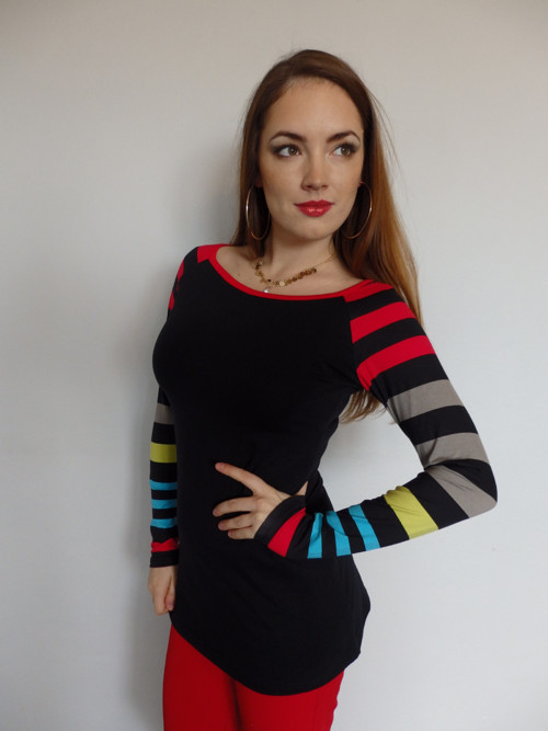 Halenka s proužkovanými rukávy. — foto 1