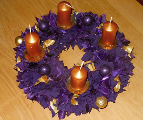 Adventní věnec fialovo zlatý