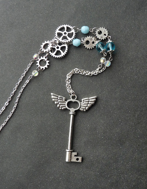 Steampunkový náhrdelník s okřídleným klíčem — foto 1
