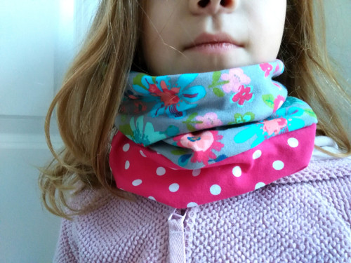 ! KUK ! nákrčník KYTIČKY-PUNTÍČKY — foto 1
