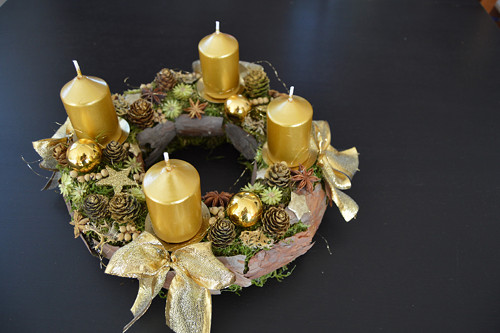 Adventní věnec zlato-hnědý — foto 1