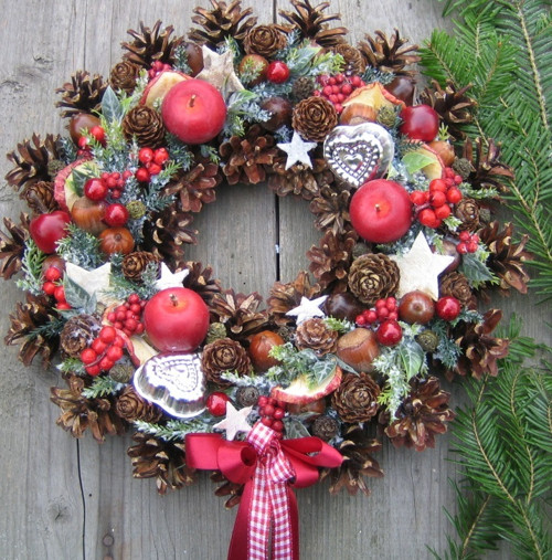 Adventní věnec s jablíčky a formičkami — foto 1