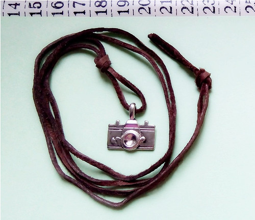 ŠŇŮRA KŮŽE HNĚDÁ - FOTOAPARÁT
