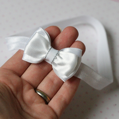 Čelenka pro newborn - bílá mašlička — foto 1