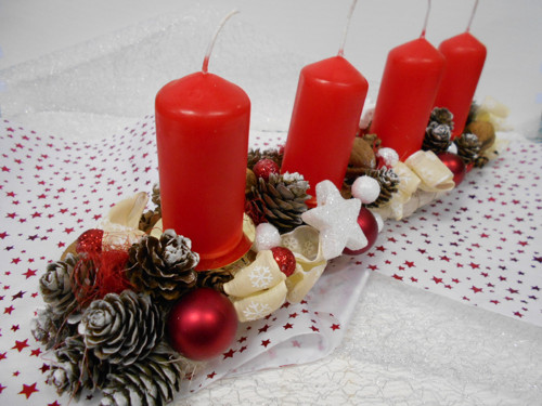 Adventní svícen – červeno-bílý — foto 1