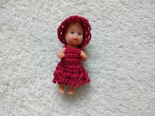 Klobouk a šatičky pro malou panenku vinove — foto 1