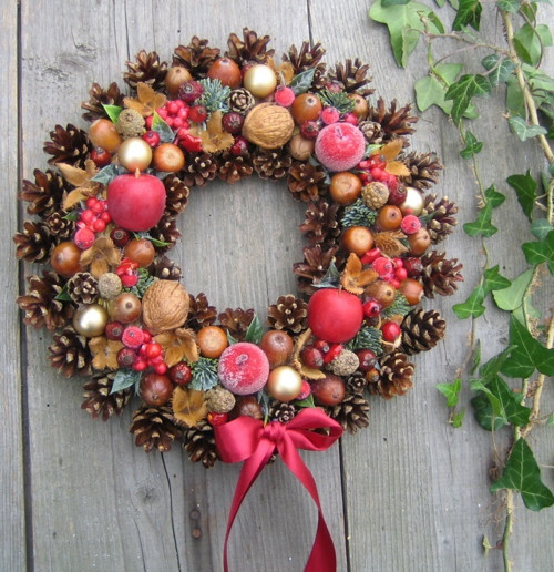 Adventní věnec s jablíčky a baňkami — foto 1