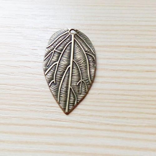 Přívěsek 38 x 21 mm 1 ks