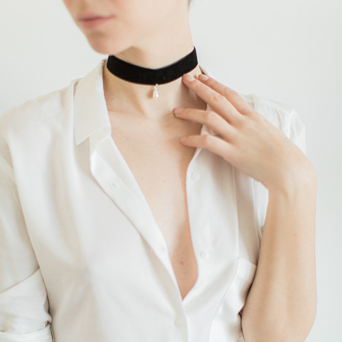 Sametový široký choker náhrdelník s perlou — foto 1