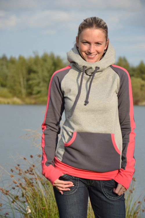 Tříbarevná mikina — foto 1