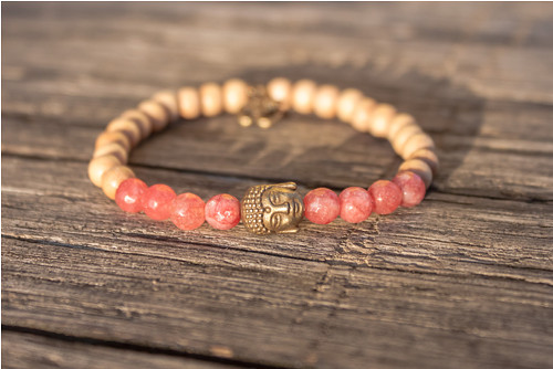 Dřevěný náramek s jadeitem (budha, ॐ) — foto 1