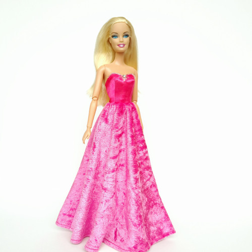 Růžové šaty na Barbie — foto 1