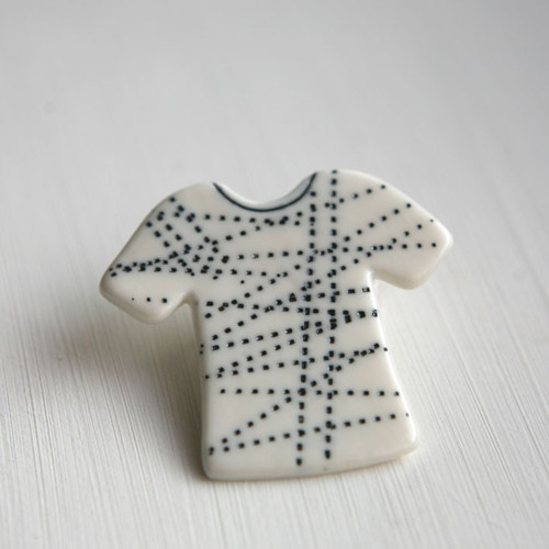 Něco na sebe (porcelánová brož) — foto 1