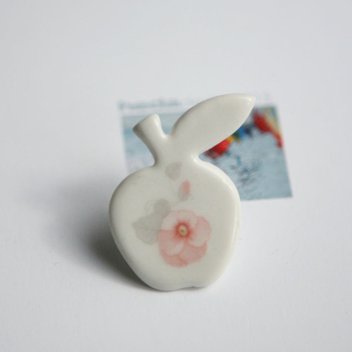 Někdo to rád Apple (porcelánová brož)