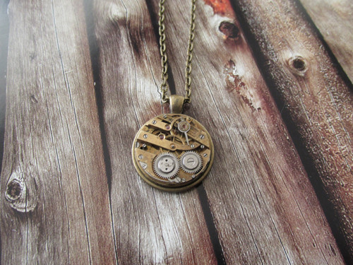 STEAMPUNKOVÝ PŘÍVĚSEK Swiss made — foto 1