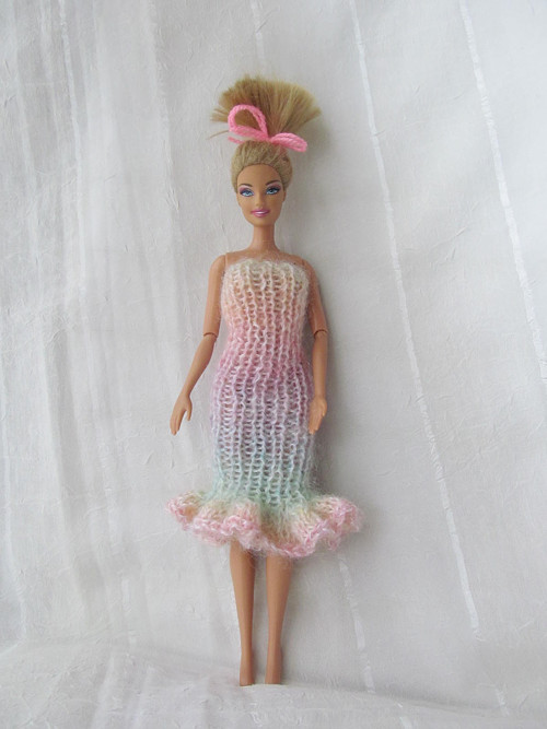 Duhové šaty pro Barbie — foto 1