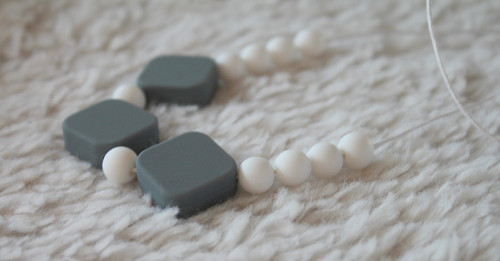 Kousací Korále -Gray / White — foto 1