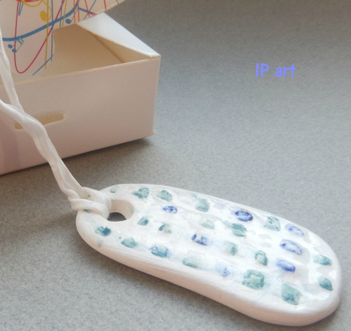 Porcelánový přívěsek na hedvábí