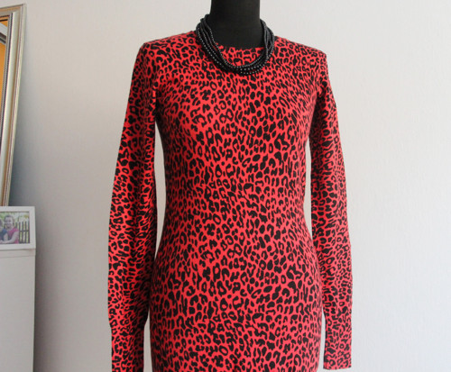 Leopardí červeno-černé pletené šatičky — foto 1