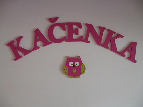 Dřevěná dekorace - písmenka 8,5cm, sovička