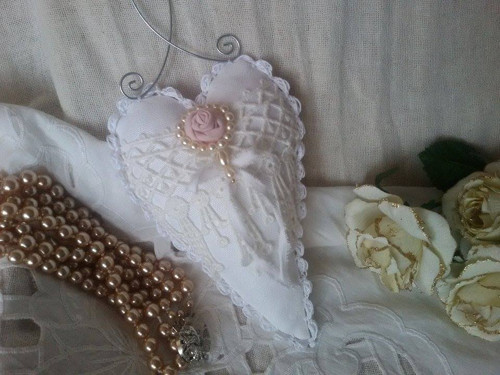 Krajkové bílé s růžičkou — foto 1