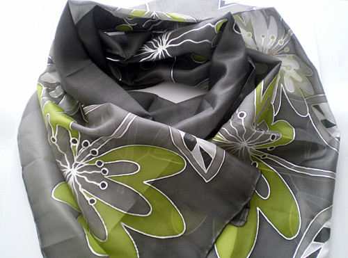 Malovaný hedvábný šál šedozelený — foto 1