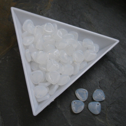 Lístky cca 8x7mm - bílé mléčné - 10 ks