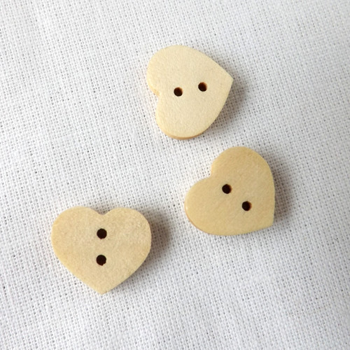 Dřevěné knoflíky 13mm srdíčka 2ks