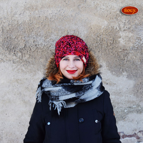 Háčkovaná červenočerná žíhaná hučka, houmleska — foto 1